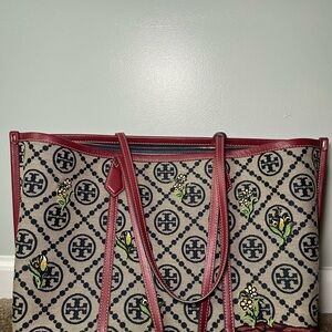 Tory Burch 
Model - PERRY EMBROIDERED T MONOGRAM TRIPLE-COMPARTMENT TOTE BAG